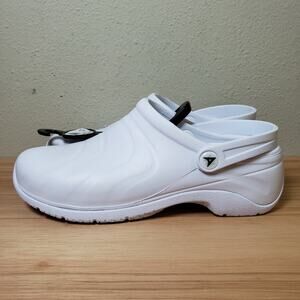 Anywhere Women's Size 7 Zone Closed Toe Slip On Clogs White Oil & Slip Resistant